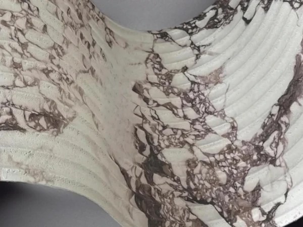 panel-toixou-flexible-bulgari-board-gconstruction-5 Λευκό πάνελ εύκαμπτης πέτρας Flexible Bulgari Board με φυσικές γκρι και ερυθρές φλέβες
