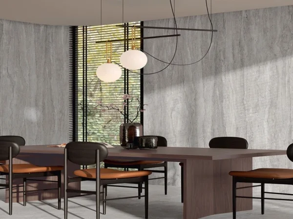 Πάνελ τοίχου Flexible Travertine Milan Grey με φυσική υφή τραβερτίνη και διακριτικές γκριζομπέζ αποχρώσεις