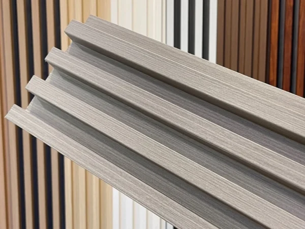 Λεπτομέρεια πηχακίων τοίχου PVC Riga Grey με ημιανάγλυφη επιφάνεια
