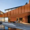 Πηχάκια τοίχου WPC Wall Red Brown σε κοκκινοκαφέ απόχρωση για εξωτερική χρήση