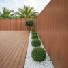 Πηχάκια τοίχου WPC Wall Red Brown σε σύγχρονη εξωτερική επένδυση κτιρίου