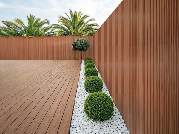 Πηχάκια τοίχου WPC Wall Red Brown σε σύγχρονη εξωτερική επένδυση κτιρίου