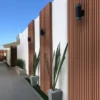 Πηχάκια τοίχου WPC Wall Yellow σε ζεστή απόχρωση ξύλου για εξωτερική χρήση